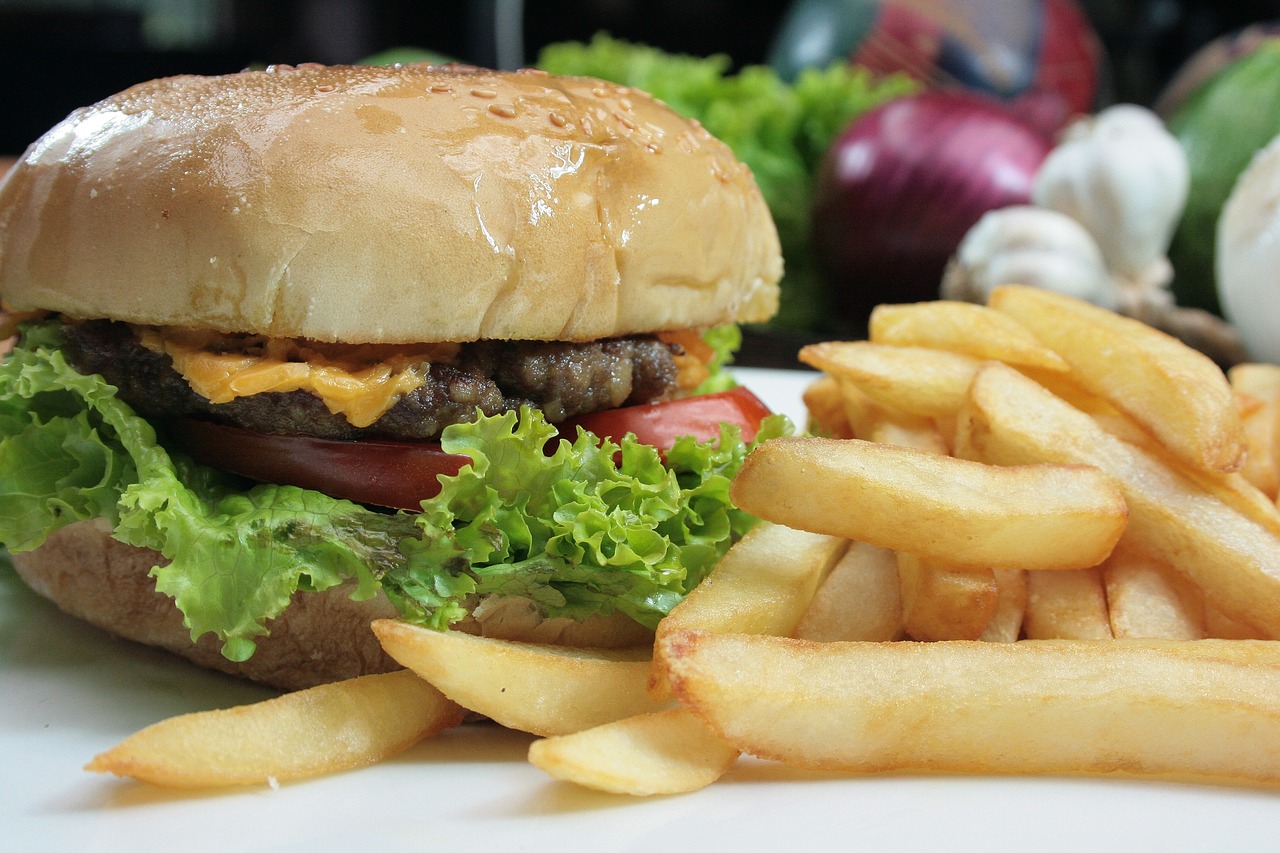 burger, cheeseburger, chips