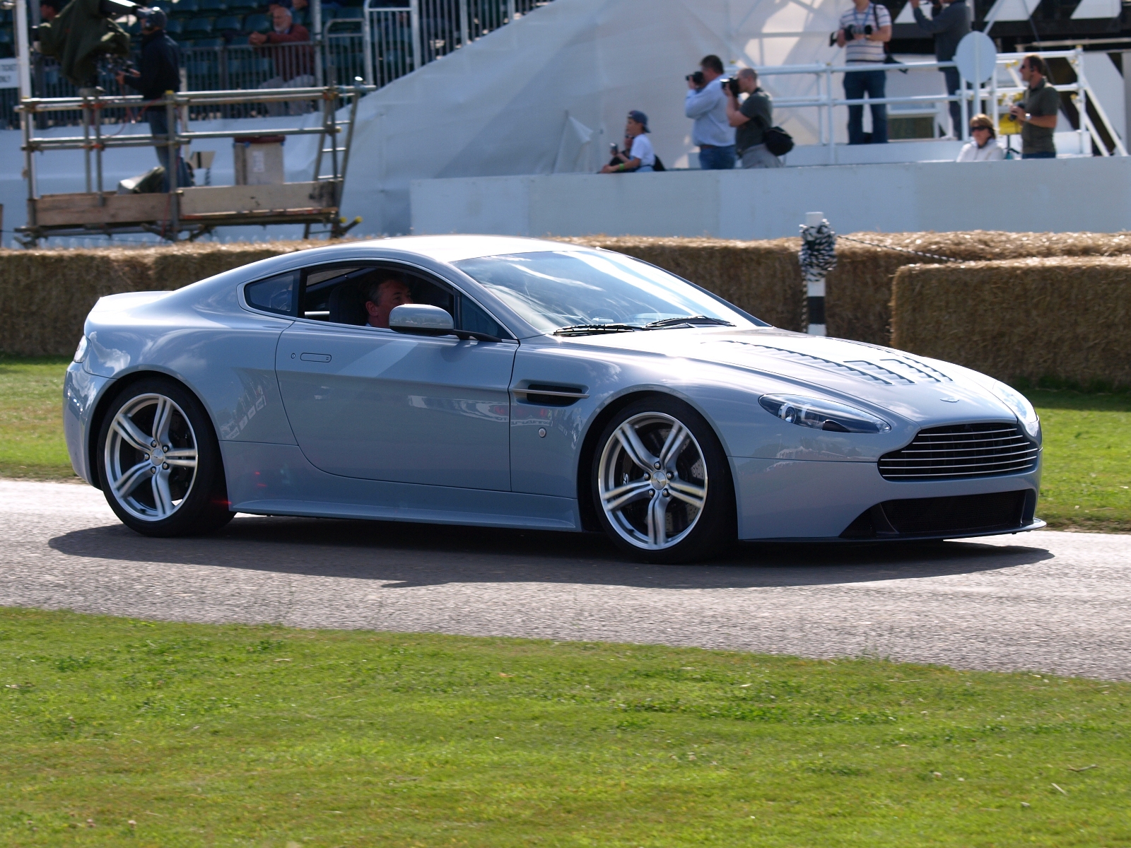 aston martin v12 vantage